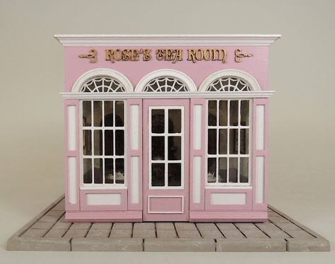 Rose's Tea Room 1/4 Scale Project cynthiahoweminiatures.com Dollhouse Bakery, Shaped Windows, Doll Furniture Diy, Room Boxes, Set Design Theatre, Mini Box, Miniature Rooms, Dolls Houses, Dollhouse Kits