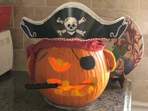 Pumpkin Pirate Carving, Pirate Pumpkin Carving Ideas, Pumpkin Carving Pirate, Pirate Ship Pumpkin, Pirate Pumpkin Carving, Pumpkin Pirate, Halloween Calabazas, Pirate Pumpkin, Pumpkin Idea