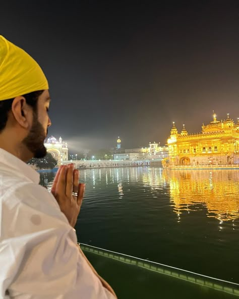 JAANI 🙏🏻 Golden Temple Photo Pose, Golden Temple Amritsar Poses, Temple Poses, Bangla Sahib, Boy Photoshoot, Golden Temple Amritsar, Hd Photos Free Download, New Images Hd, Temple Photography