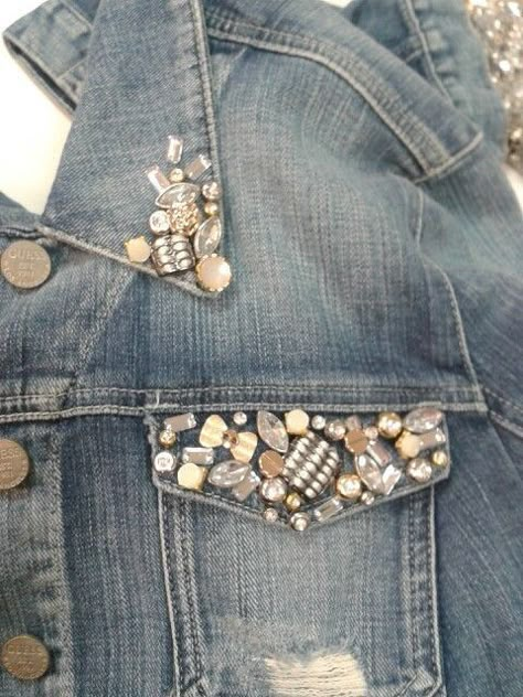 Stretch Bracelets Diy, Bling Denim, Bedazzled Jeans, Diy Denim Jacket, Denim Crafts Diy, Bling Jeans, Embellished Denim Jacket, Denim Ideas, Denim Crafts