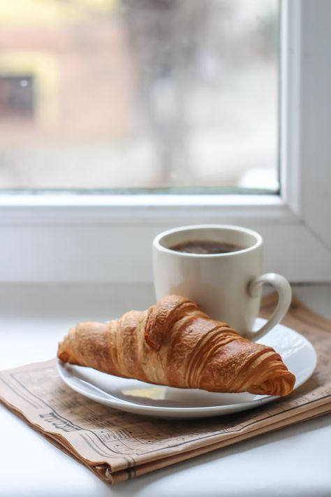 Coffee And Croissants Photography, Croissant Photos, Coffee Breakfast Photography, Aesthetic Croissant, Paris Croissant, Croissant And Coffee, Breakfast In Paris, Croissant Coffee, Paris Breakfast