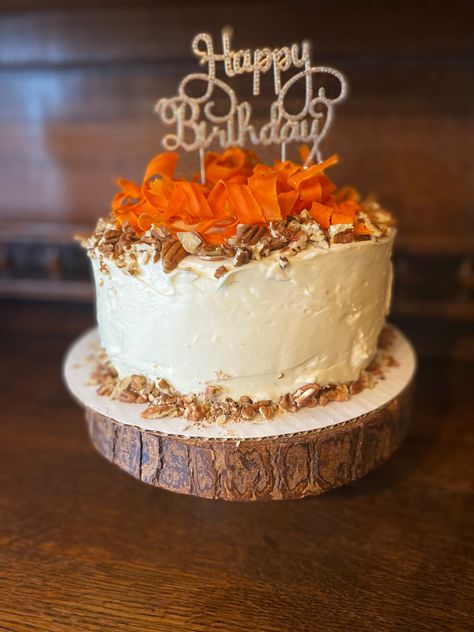 Carrot Birthday Cake For Men, Decorated Carrot Cake Birthday, Decorated Carrot Cake, Carrot Cake Decorating Ideas, Carrot Cake Decoration, Cocina Ideas, Carrot Cakes, Cake Decorating Piping, Birthday Thanks