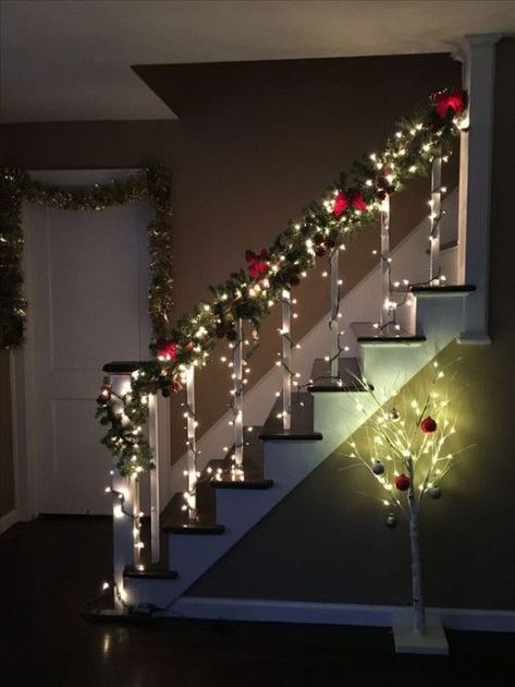 Christmas Ideas For The Home Cozy, Christmas Stair Case Decor, Christmas Decor Ideas For Stairs, Decoracion Escaleras Navidad Ideas, Christmas Decor Ideas For Staircase, Christmas Hall Decorations, Christmas Decor Ideas Staircase, Christmas Decor Stairs, Christmas Railing Decor Indoor