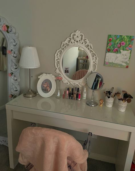 Cottage Core Vanity Aesthetic, Cottagecore Aesthetic Bedroom Pink, Cottagecore Pink Room, Vanity Cottagecore, Cottage Core Vanity, Pink Cottagecore Room, Aesthetic Vanity Ideas, Cottagecore Vanity, Cottagecore Aesthetic Bedroom