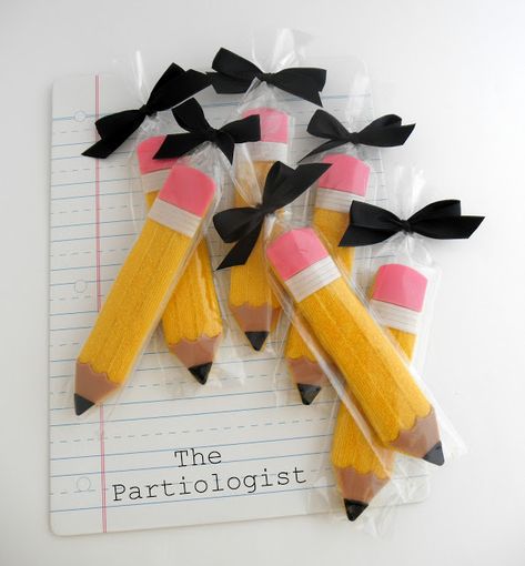 School Sugar Cookies, Pencil Cookies, Graduation Cookies, School Treats, Pretty Cookies, Fancy Cookies, Creative Cookies, Cookie Inspiration, Beautiful Cookies