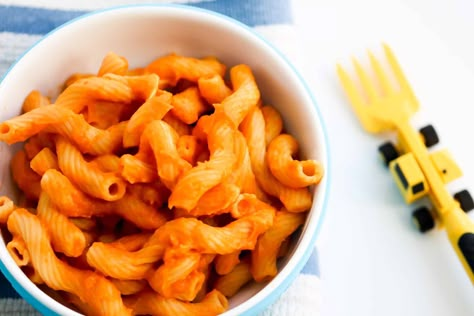 If you're looking for a healthier alternative to mac and cheese, that still tastes amazing, this healthy pumpkin pasta for toddlers is going to be your Pasta For Toddlers, Easy Toddler Dinner, Easy Toddler Lunch Ideas, Toddler Dinner Ideas, Pumpkin Pasta Sauce, Recipes For Baby, Pumpkin Mac And Cheese, Blw Recipes, Toddler Dinner