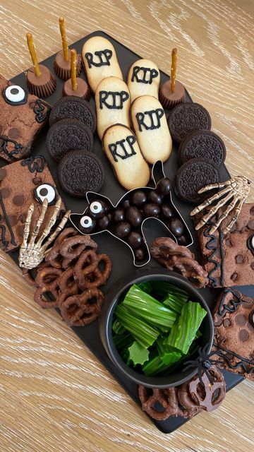 Hocus Pocus Cheeseboard, Halloween Diy Snacks Parties Food, Halloween Food Serving Ideas, Ghost Face Charcuterie, Hocus Pocus Baking, Summerween Charcuterie Board, Halloween Crafts For Ladies Night, Summerween Snack Ideas, Hocus Pocus Dessert Board