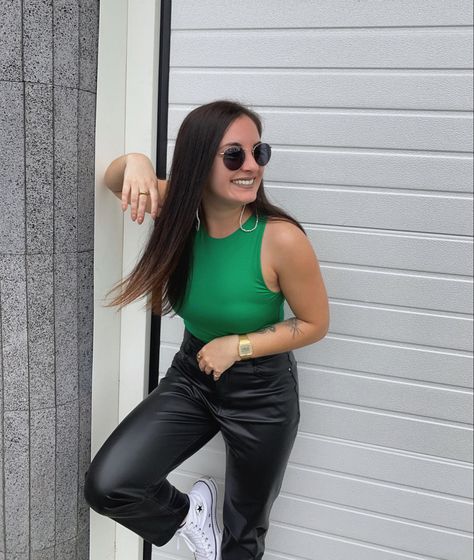 Outfit Con Top Verde, Ferxxo Outfits Mujer, Outfits Con Top Verde, Ferxxo Concert Outfits, Top Verde Outfit, Zara Top Outfit, Outfits Verdes, Outfit Verde, Top Verde