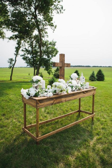 wedding alter these flowers and cross would be perfect I top of a mantel for the ceremony or for guest book table Mountain Love, Fun Wedding Decor, Wedding Alters, Church Wedding Decorations, Wedding Cross, Guest Book Table, Dream Destination Wedding, Lace Wedding Dress Vintage, Wedding Table Plan