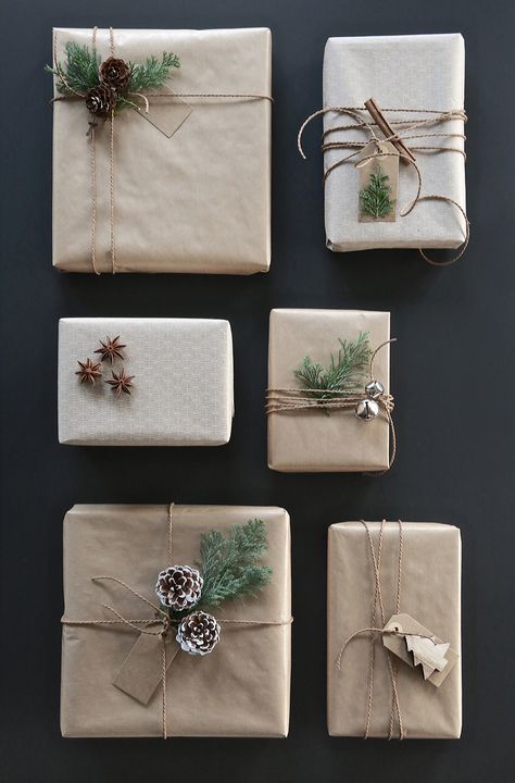 Christmas gift wrapping ideas Hadiah Diy, Wrapped Presents, Creative Gift Wrapping, Present Wrapping, Wrapping Ideas, Christmas Gift Wrapping, Brown Paper, Christmas Deco, Christmas Wrapping