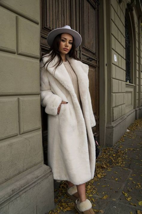 Long White Fur Coat Outfit, White Fur Coat Outfit, Fur Coat Outfit, White Fur Coat, Coat Outfit, Fake Fur, White Fur, Coat Outfits, Long Coat