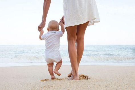 Beach Life - #photography #photographyideas #beachphotography #beachlife #sandytoes #mommyandmephotography Baby Beach Photos, Florida Photoshoot, Fam Pics, Baby Fotografie, Family Beach Pictures, Baby Beach, Beach Family Photos, Foto Baby, Family Beach