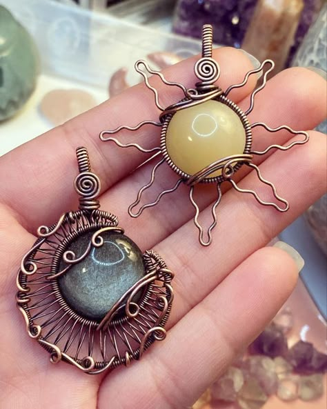 Wire Art Aesthetic, Wrap Stones With Wire, Wire Wrapped Jewelry Aesthetic, Wire Wrapping Designs, Rock Wire Wrapping, How To Wrap Stones With Wire, Sun Wire Wrap, Wire Jewelry Techniques, Wire Wrap Ideas