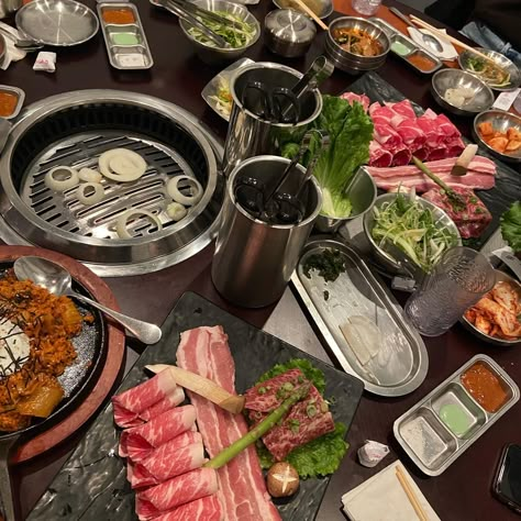 Korean Grilled Meat Aesthetic, Korean Bbq Aesthetic Friends, Korean Bbq Seoul, Korean Street Food Aethstetic, Meat Aesthetic Food, Korean Barbeque Aesthetic, Korean Date Aesthetic, Kbbq Korean Aesthetic, Korean Grill Restaurant