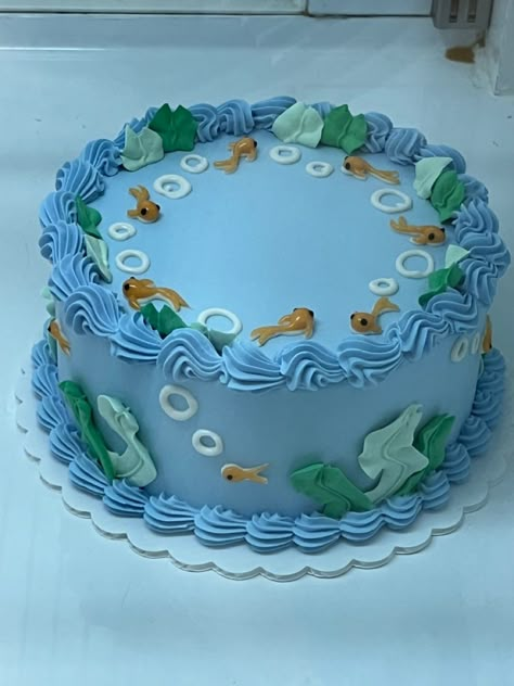 Squid Birthday Cake, Ocean Cake Aesthetic, Ocean Bday Cake, Jellyfish Birthday Cake, Underwater Theme Cake, Fish Cake Design, Whale Shark Cake, Birthday Cake Fish, Fish Themed Cake