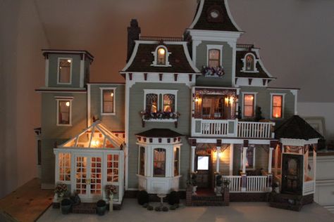 Bloxburg Exterior Victorian, Cool House Layouts, Vintage House Exterior Victorian, Famous Houses From Movies, Coquette Home Exterior, Bloxburg Colonial House, Victorian Mansion Bloxburg, Victorian Homes Bloxburg, Victorian House Layout