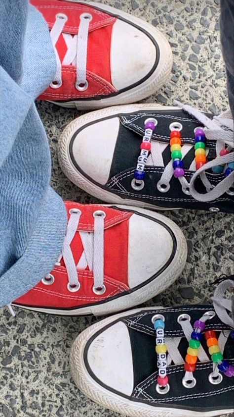 Decorated Converse Beads, Shoe Laces Aesthetic, Old Converse Aesthetic, Tenis Indie, Converse Aesthetic Grunge, Converse Decorated, Converse Custom Ideas, Rainbow Dash Aesthetic, Grunge Indie Aesthetic