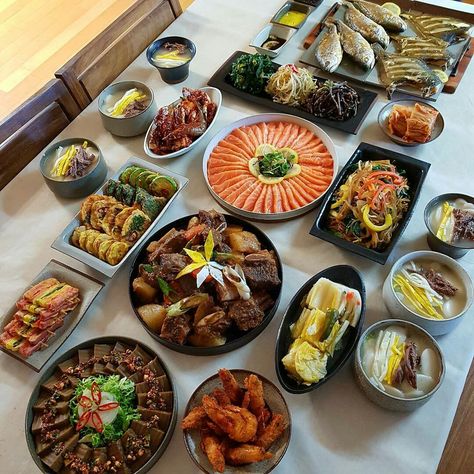 Korean New Year Food, Traditional Korean Wedding Food, Korean Party Food, K Food, Delicacy Food, Food O, Food Garnishes, Buffet Food, Food Goals