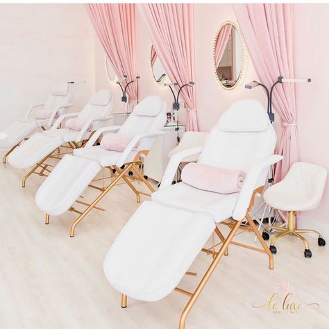 Lash Room Ideas Pink, Pink Esthetician Bed, Lash Suite Ideas Pink, Pink Lash Tech Room, Lashroomdecor Ideas Pink, Massage Room Design, Lash Room Decor, Beauty Room Salon, Rooms Ideas