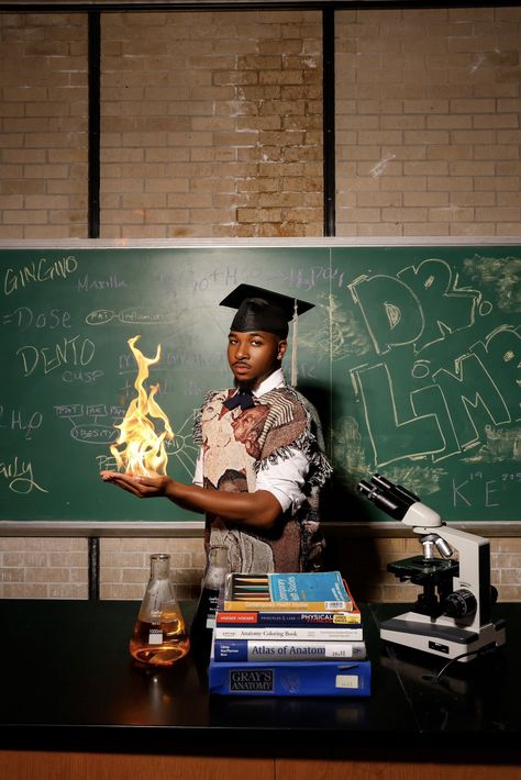 Unique College Graduation Pictures Black, Black Boy Graduation Pictures, Chemistry Graduation Pictures, Unique College Graduation Pictures, Graduation Pics Ideas, School Photoshoot Ideas, Grad Shoot Ideas, College Graduation Portraits, Early 2000s Photoshoot