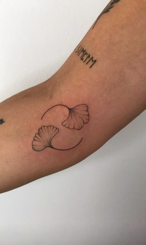 Ginko Leaf Tattoos Design, Ginko Leaf Tattoo Minimalist, Ginko Leaves Tattoos, Ginko Leaf Tattoo, Ginko Leaf Tattoos, Canyon Tattoo, Ginkgo Tattoo, Ginkgo Leaf Tattoo, Sunny Tattoo