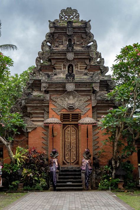 Indonesia Traditional, Ubud Palace, Bali Style Home, Ubud Indonesia, Bali Itinerary, Temple India, Bali Ubud, Seascape Photography, Travel Globe