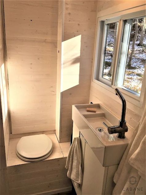 Cabane Tiny Cabin (256 Sq Ft) [ TINY HOUSE TOWN ] Bathroom Tiny House, Tiny Home Bathroom Ideas, Tiny Home Bathroom, Tiny Cabin Bathroom, Tiny House Toilet, Tiny House Bathtub, Tiny House Shower, Tiny House Bathroom Ideas, Tiny Home Bathrooms