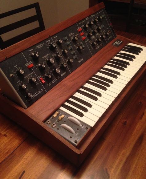 MATRIXSYNTH: Moog Minimoog Model D Synthesizer Synthesizer Diy, Moog Synthesizer, Electronic Music Instruments, Synthesizer Music, Studio Desk, Drum Machine, S N, Electronic Music, Musical Instruments