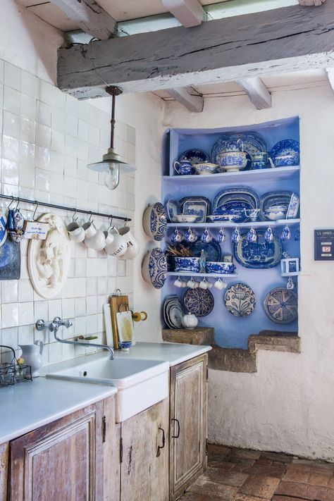 Greek House Interior Kitchens, Greek Style Dining Room, Greek Kitchen Design, Greek Home Interior, Greek Style Home Interiors, Greek Style Kitchen, Greek Inspired Home, Greek Style House, Portugal Interior Design