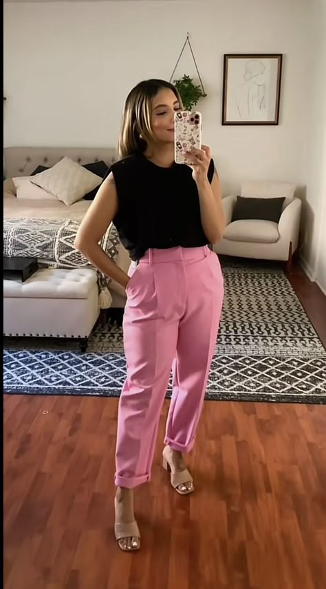 Pantalon Rosa Outfit, Cute Professional Outfits, Mommy Outfits, Color Blocking Outfits, Pink Trousers, Classy Work Outfits, Stylish Work Outfits, Pink Pants, Casual Work Outfits