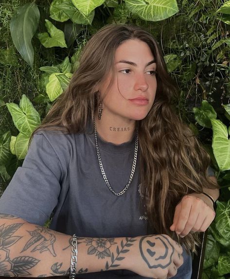 Masc Lesbian Tattoo Ideas, Masc Women Long Hair, Masc Women Tiktok, Masc Lesbian Long Hair, Masculine Female Face, Masc Lesbian Tattoos, Masc Lesbian Aestethics, Haircut Inspired, Lesbian Haircut