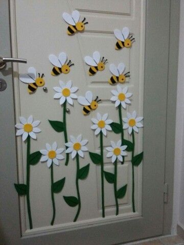 Bee Themed Classroom, School Door Decorations, Kraf Kertas, Spring Classroom, School Doors, Flower Mobile, Door Decorations Classroom, Paper Flowers Craft, Bee Crafts