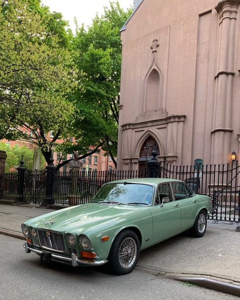 Old School Jaguar Classic Cars, Vintage Jaguar Car, Old Jaguar Car, Green Classic Car, Old Jaguar, Millionaire Mansion, Jaguar Vintage, Cars Jaguar, Vintage Jaguar