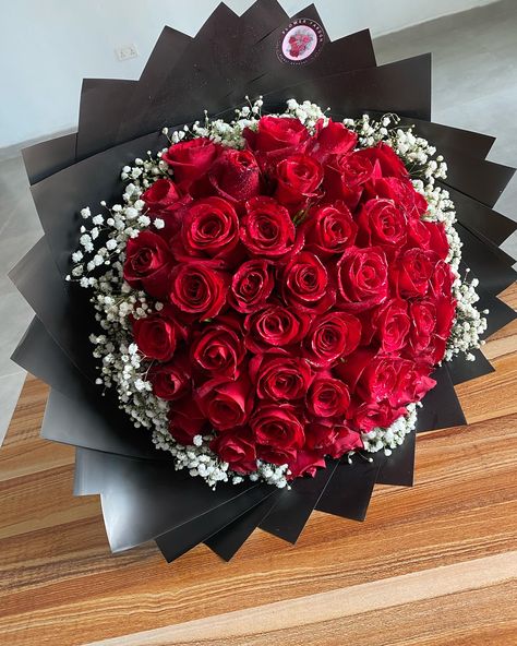 50 roses bouquet 💐 🌹🌹🌹 Contact us today 0539151221 50 Rose Bouquet, 50 Roses Bouquet, Creative Gift Wraps, Gift Wraps, Roses Bouquet, Rose Bouquet, Creative Gifts, Bouquets, Contact Us