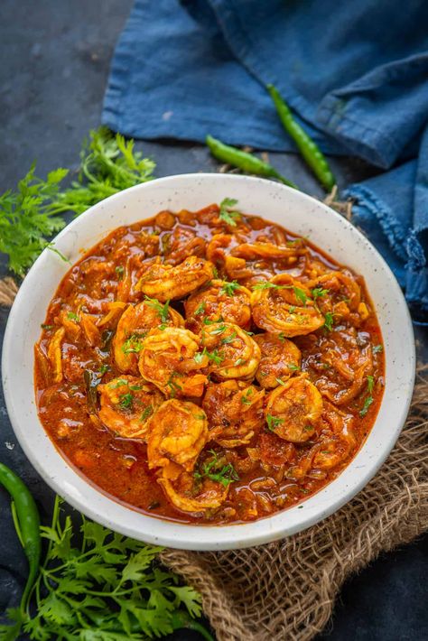 Kerala Prawn Curry Recipe (Step by Step + Video) - Whiskaffair Chicken And Prawn Curry, Prawn Curry Recipe, Prawn Masala, Braised Chicken Breast, Veg Curry, Prawn Curry, Curry Recipes Indian, Prawn Recipes, Diner Recept