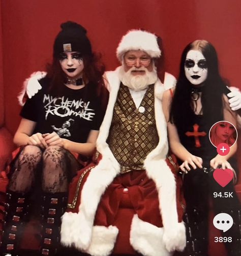 Goth Santa Photo, Emo Christmas Outfits, Goths With Santa, Emo Christmas, Mall Santa, Gothic Xmas, Abby Ncis, Santa Pics, Alt People