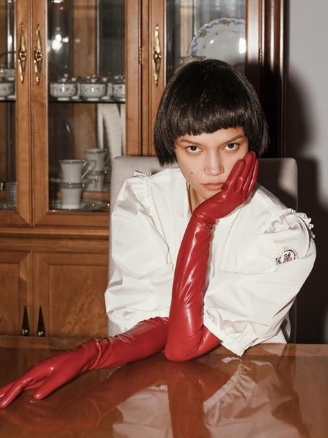 Red Gloves Outfit, Opera Gloves Outfit, Gloves Photoshoot, Luxury Gloves, Gloves Outfit, Schon Magazine, Leather Gloves Women, Fashion Gloves, Red Gloves