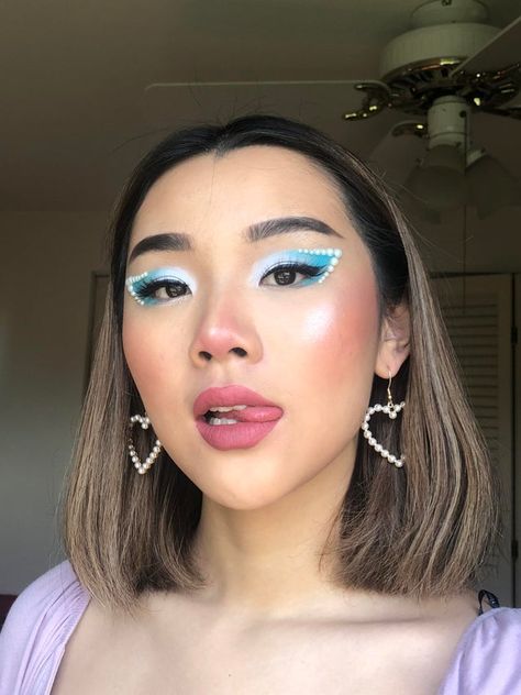 tiffany blue and some pearl accents :) - MakeupAddiction  #makeup #eyeshadow #glam #eyeliner #glitter #crystals #euphoria Tiffany Blue Makeup Looks, Blue Pearl Makeup, Tiffany Blue Makeup, Glam Eyeliner, Baby Blue Eyeshadow, Eyeliner Glitter, Blue Eyeshadow Looks, Modern Makeup, Makeup Memes