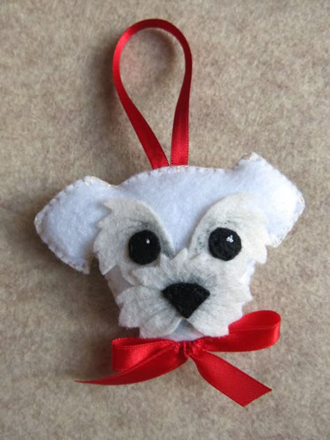 . Felt Dog Ornament, Felt Keyring, Felt Ornaments Patterns, Baby Mobil, Felt Crafts Christmas, Felt Christmas Decorations, Felt Dogs, Felt Embroidery, Felt Decorations