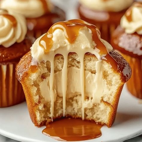 Gooey Salted Caramel Cupcakes Best Caramel Desserts, Caramel Food, Cream Cheese Filling For Cupcakes, Flavored Caramels, Custard Cupcakes, Picnic Sweets, Dessert With Caramel Sauce, Making Caramel, Cheesecake Cupcake