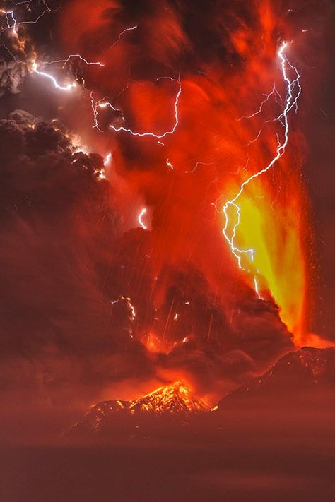 Volcano Lightning, Lightning Photography, Lava Flow, Lightning Storm, Perfect Storm, Orange Aesthetic, Marketing Course, Natural Phenomena, Red Aesthetic