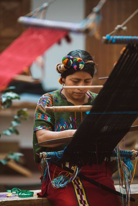 Guatemalan Weaving, Guatemalan Art, Tribes Of The World, Native American Home, Guatemalan Textiles, Mayan Culture, Craft Photography, Fashion Revolution, Mercado Global