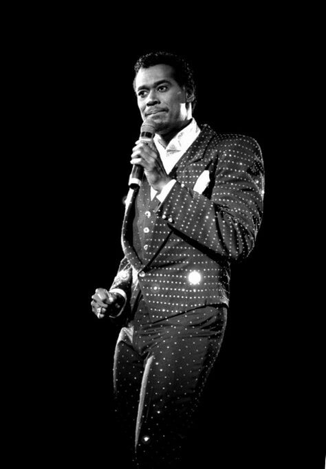 Luther Vandross ♥ I Love Your Voice & Gift of Song ♥ Singing Groups, Luther Vandross, R&b Artists, R&b Music, Soul Singers, Old School Music, Black Music, Black Hollywood, Fashion Suits For Men