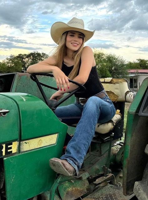 Farm Life Aesthetic Outfits, Farmer Aesthetic Outfit, Redhead Cowgirl, Farmer Photoshoot, Ranch Girl, Western Chic Fashion, Country Girl Aesthetic, Foto Cowgirl, Americana Aesthetic