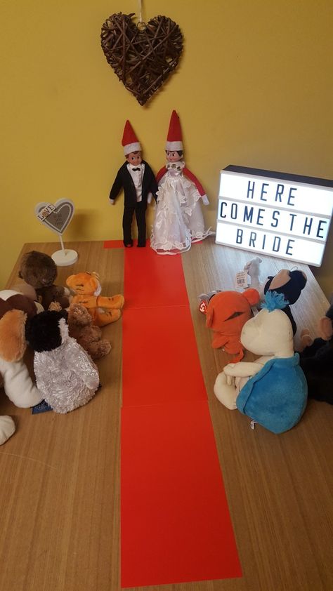 Elf On The Shelf Gets Married, Elf On Shelf Wedding, Elf On The Shelf Wedding, Elf On Shelf Funny, Elf Wedding, Elf 2024, Elf Ideas Easy, Easy Elf, Awesome Elf On The Shelf Ideas