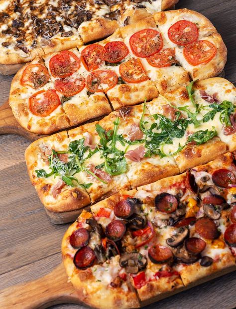 Pizza Station Party, Fast Food Birthday Party, Party Food Pizza, Posh Party Food, Pizza Bar Birthday Party, Dinner Ideas For Groups, Pizza Platter Ideas, Food For Big Parties, Pizza Platter