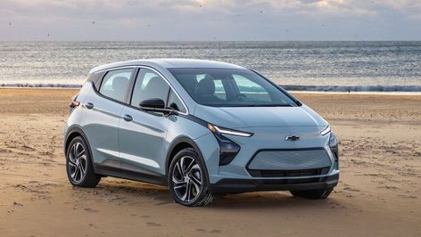 General Motors CEO Mary Barra provided a timeline for the eventual return of the Chevy Bolt EV, which will be based on more advanced Ultium technology. Car 2022, Chevrolet Colorado Z71, Chevy Bolt, Best Electric Car, Hyundai Creta, Chevrolet Volt, New Chevy, Jeep Commander, Nissan Leaf