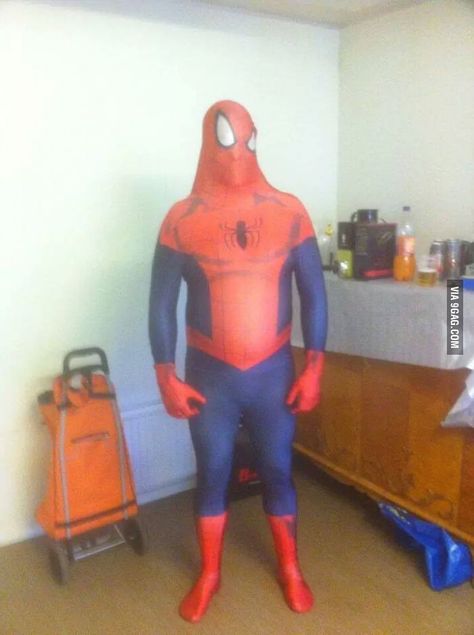 So my cousin bought a ''one size fits all'' Spider-Man costume. Spiderman Funny, All Spiderman, A Silent Voice Anime, Spiderman Outfit, Spiders Funny, Spiderman Costume, Funny Costumes, Male Cosplay, كريستيانو رونالدو