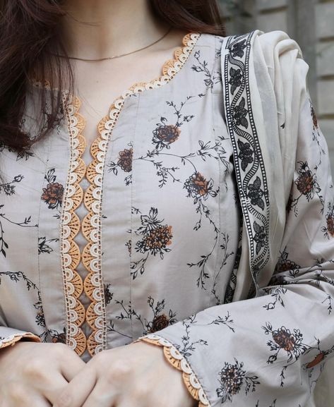 Pakistani Suits With Laces, Winter Shirts Designs Pakistani, Lawn Neck Design, Casual Pakistani Outfits, Shalwar Designs, Lawn Shirt Design, Lace Designs On Suits, Pakistani Lehenga, Female Shirts