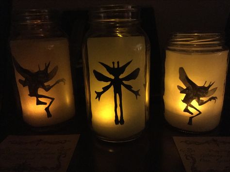 Vellum, canning jars, dollar store LED tea lights and Cornish Pixie pictures. Harry Potter Holiday Harry Potter Night Light, Harry Potter Ceiling, Harry Potter Lamp, Harry Potter Holiday, Diy Harry Potter Wands, Harry Potter Light, Diy Harry Potter Crafts, Cornish Pixie, Halloween Watch